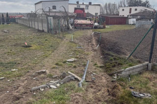 Ciężarówka staranowała plac zabaw i wjechała na podwórko! O krok od tragedii