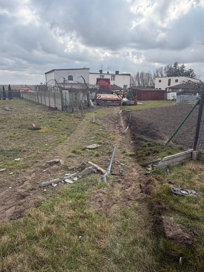 Ciężarówka staranowała plac zabaw i wjechała na podwórko! O krok od tragedii