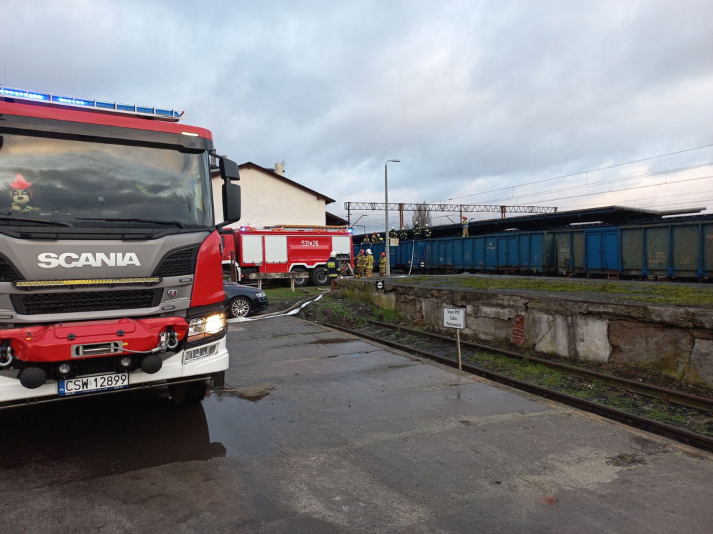 Pożar węgla na wagonach w Laskowicach! Akcja gaśnicza trwa kilka godzin [ZDJĘCIA]