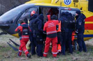 Masakra pod Warszawą. Syn pociął matkę! Kobietę znaleziono w rowie