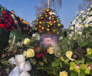 Krzysztof T. zmarł na służbie. Grób strażnika miejskiego z Warszawy tonie w kwiatach 