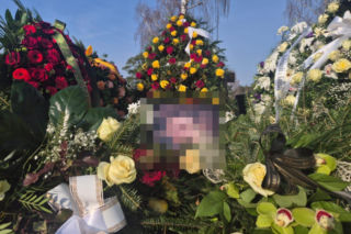 Krzysztof T. zmarł na służbie. Grób strażnika miejskiego z Warszawy tonie w kwiatach 