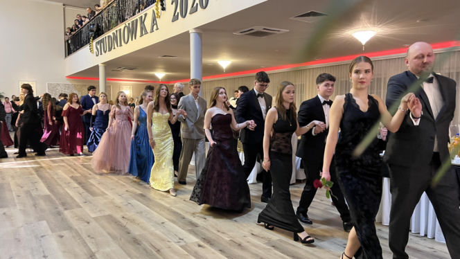 Studniówka pełna blasku i emocji! Tak bawili się maturzyści II LO w Bydgoszczy [ZDJĘCIA]