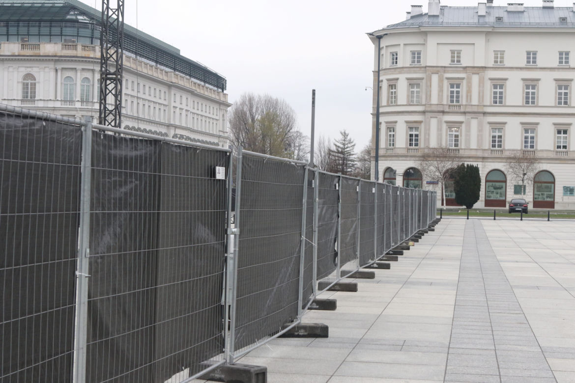 Grodzą Pl. Piłsudskiego potężnym płotem