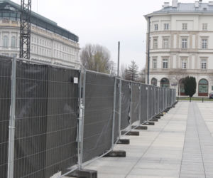 Grodzą Pl. Piłsudskiego potężnym płotem
