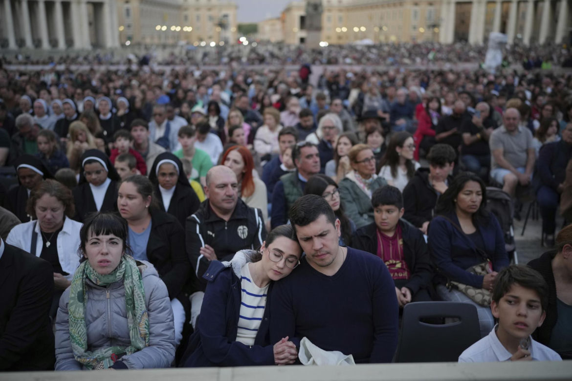 Hołdy na Placu Świętego Piotra.