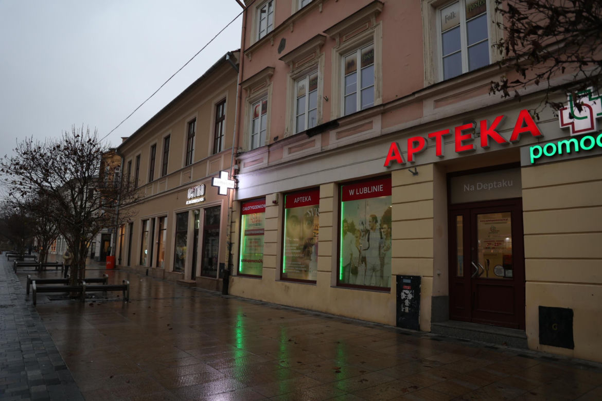 Przy Krakowskim Przedmieściu w Lublinie jest za dużo reklam? Radni: „Obecny charakter niektórych reklam i tablic reklamowych często nie współgra z historyczną zabudową”. Co na to ratusz?