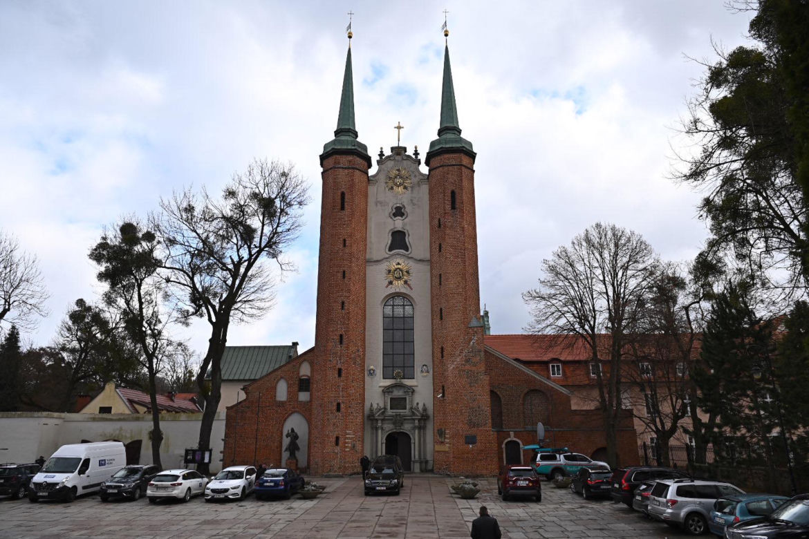 GDAŃSK: Pogrzeb Piotra Świąca. Dziennikarza żegnają tłumy