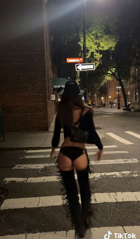 Emily Ratajkowski trzęsie gołą pupą na wakacjach. Fani zachwyceni. "Jak jabłuszka"
