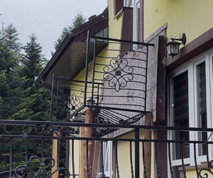 Stara Wieś. W domu jednorodzinnym URWAŁ SIĘ balkon! Trzy osoby w szpitalu