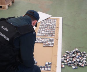 Zaskakujące wyniki kontroli busów. Tylu paczek papierosów W TYM MIEJSCU nikt się nie spodziwał [ZDJĘCIA]