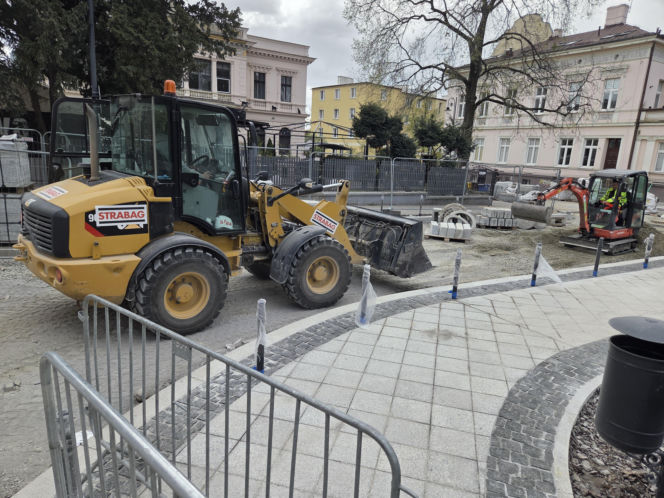 Nowe oblicze placu Wolności. Kwiaciarnie już zamontowane, koniec prac coraz bliżej