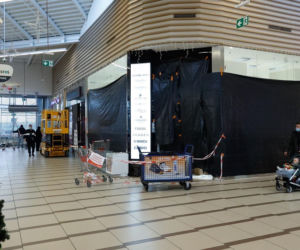 Gdańsk: Autem STARANOWALI drzwi galerii handlowej. OKRADLI jubilera i uciekli