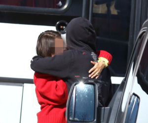 Maciej Musiał nad morzem z deską