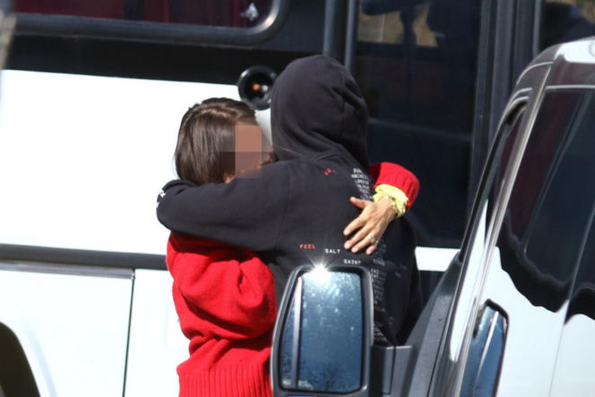 Maciej Musiał nad morzem z deską