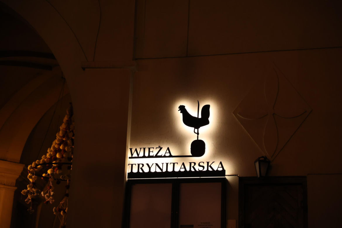 Wieża Trynitarska w Lublinie w świątecznej odsłonie. Na jej elewacji można podziwiać wyjątkową iluminację