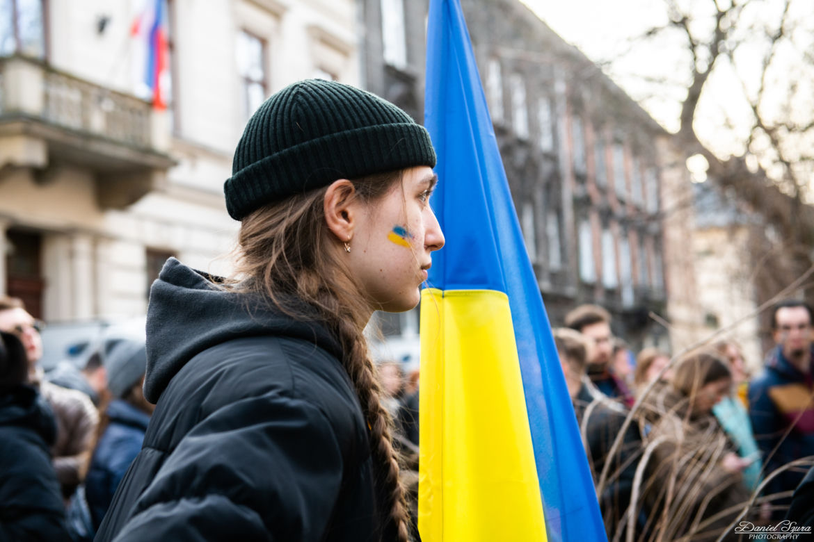  Kraków solidarny z Ukrainą. Setki osób przyszło na manifestację [ZDJĘCIA]