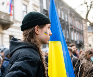  Kraków solidarny z Ukrainą. Setki osób przyszło na manifestację [ZDJĘCIA]