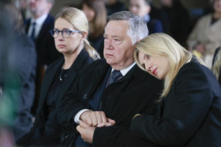 Na Wspólnej, odcinek 4268: Zrozpaczony Włodek na pogrzeb Marii zaprosi też kobietę z samolotu. Nikt nie zauważy, że na cmentarzu pojawi się Grzesiek - ZDJĘCIA