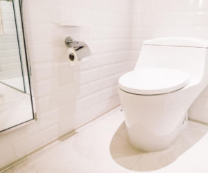 Wrzuć pół kostki do toalety i zasyp tym. Kamień zniknie bez śladu. Skuteczny sposób na czyszczenie toalety