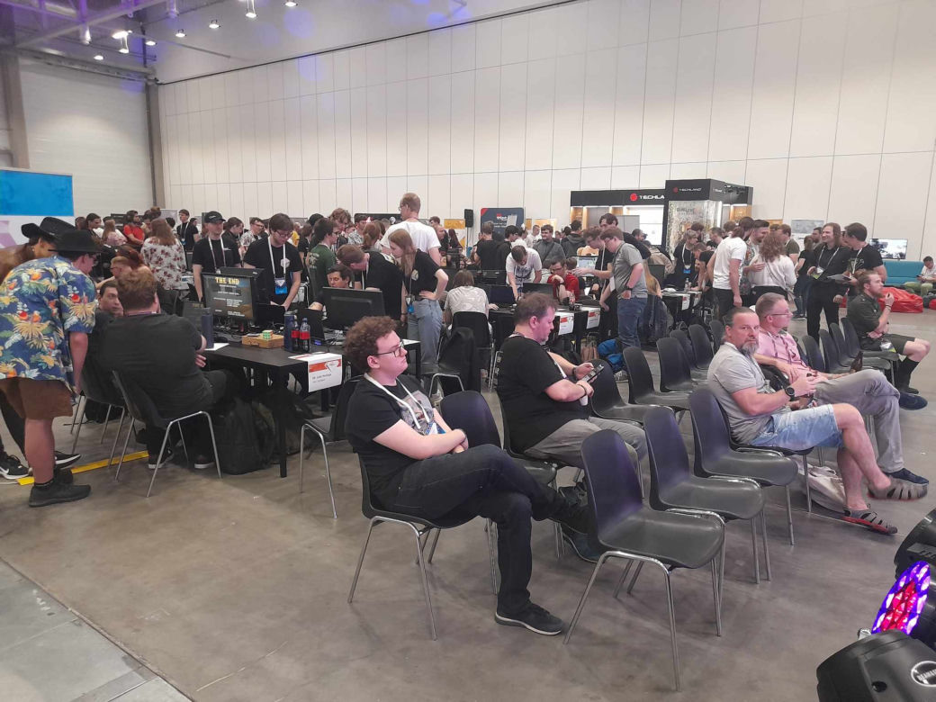 Niesamowita atrakcja dla graczy w hali Expo. Trwa konkurs Zespołowego Tworzenia Gier Komputerowych