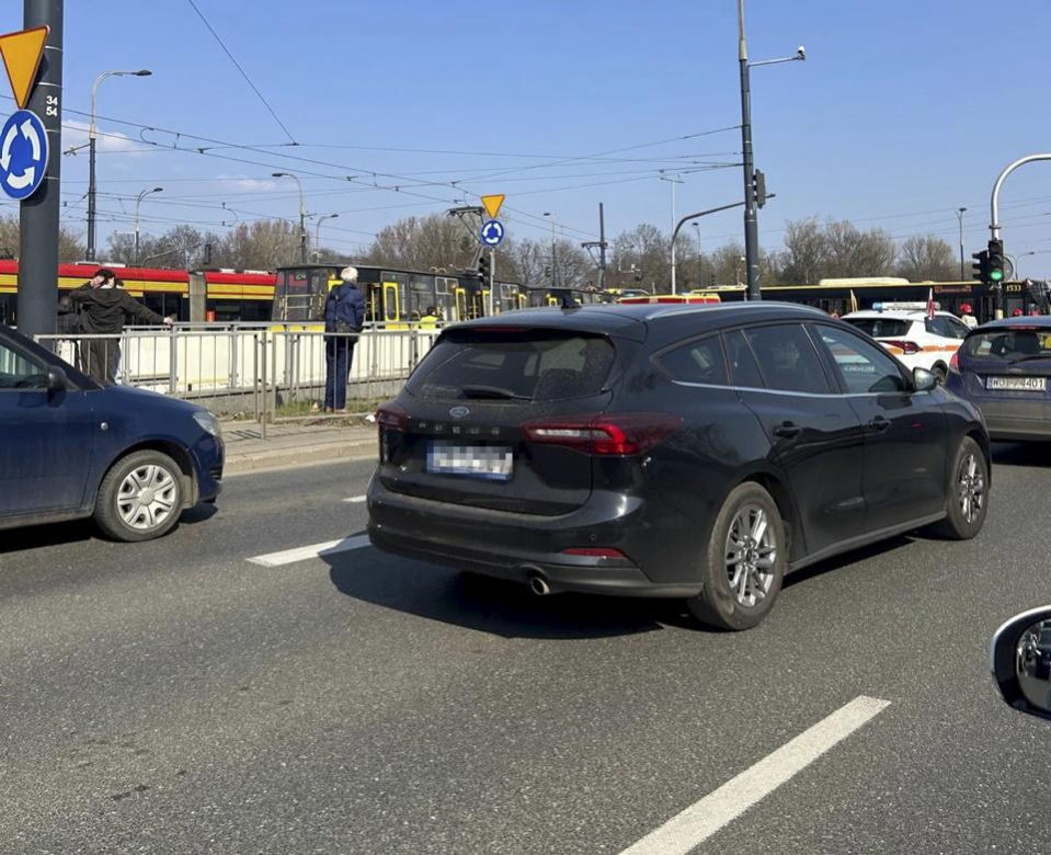 4 osoby ranne po zderzeniu autobusu z tramwajem na rondzie Waszyngtona w Warszawie