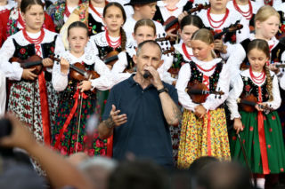 Kim jest Eldo, który zaśpiewał przed Pałacem Prezydenckim? Gdy miał 18 lat został muzułmaninem