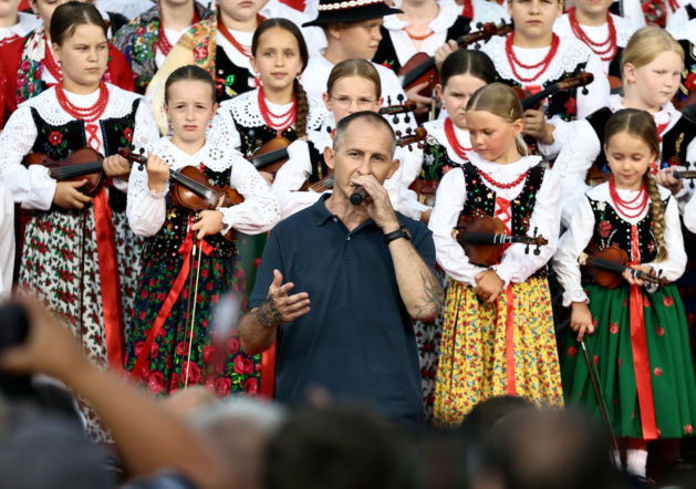 Kim jest Eldo, który zaśpiewał przed Pałacem Prezydenckim? Gdy miał 18 lat został muzułmaninem
