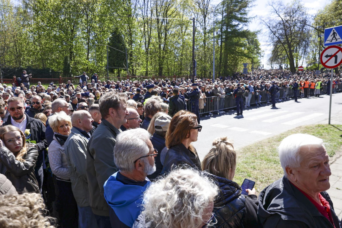 Poświęcił im swoją kampanię wyborczą. Przyszły na pogrzeb Łukasza Litewki. Oczy od razu się zaszkliły