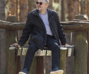 Karol Karski w lesie