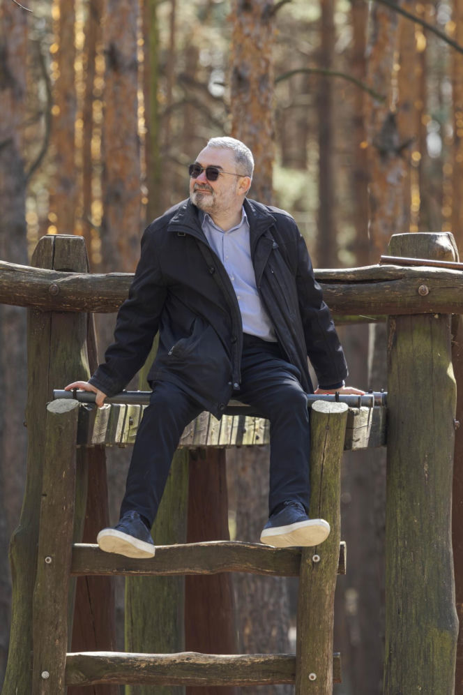 Karol Karski w lesie