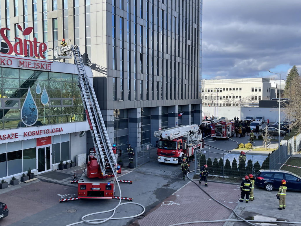 Pożar na Jagiellońskiej. Zapalił się budynek mazowieckiej skarbówki