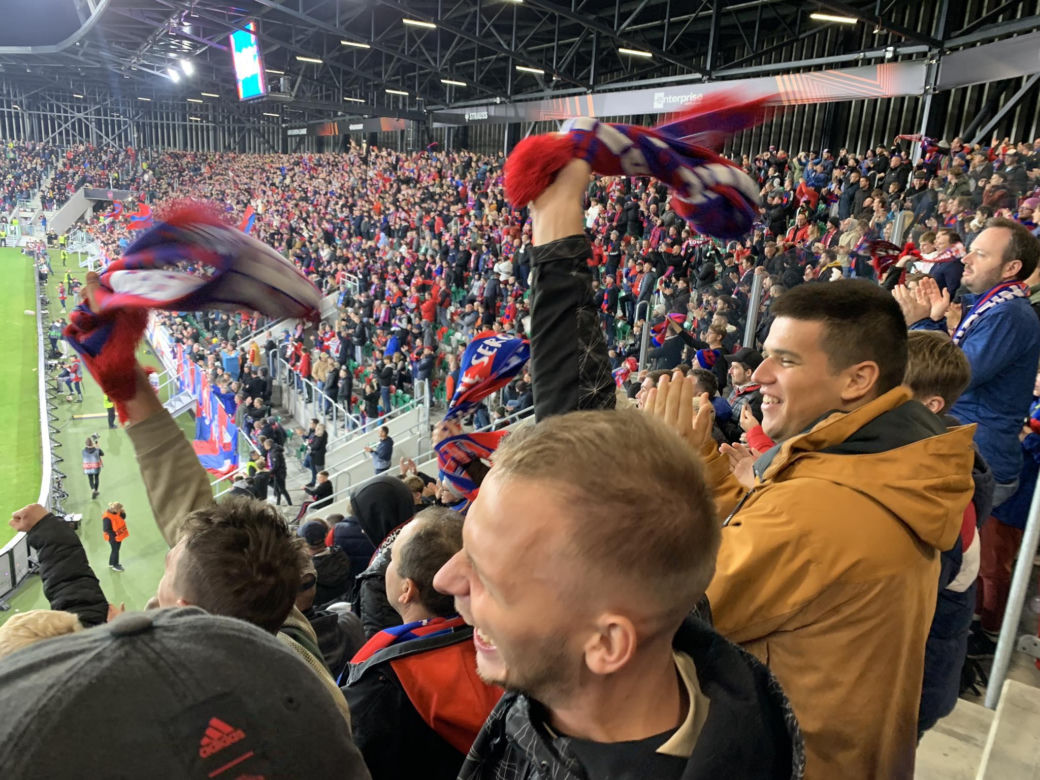 Mecz Raków Częstochowa - Sporting Lizbona. Stadion w Sosnowcu szczelnie wypełnił się kibicami 