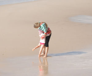 Anna Guzik z rodziną na plaży