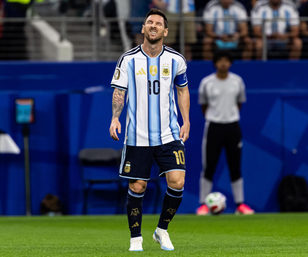 Leo Messi w koszulce Argentyny z numerem 10, ze zbolałą miną po zmarnowanym rzucie karnym w meczu z Austrią. Piłkarz patrzy w górę, zaciskając usta i powieki. Więcej o fatalnym pudle Messiego przeczytasz na naszym portalu.
