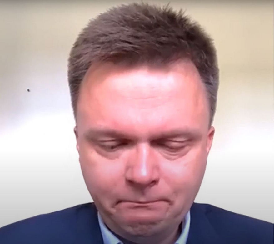 Szymon Hołownia nie potrafi odkręcić butelki z wodą. Dobry przykład daje mu partyjna koleżanka