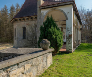 To miasto w województwie małopolskim, w którym mieszka mniej osób niż na wsiach. Leży blisko Krakowa