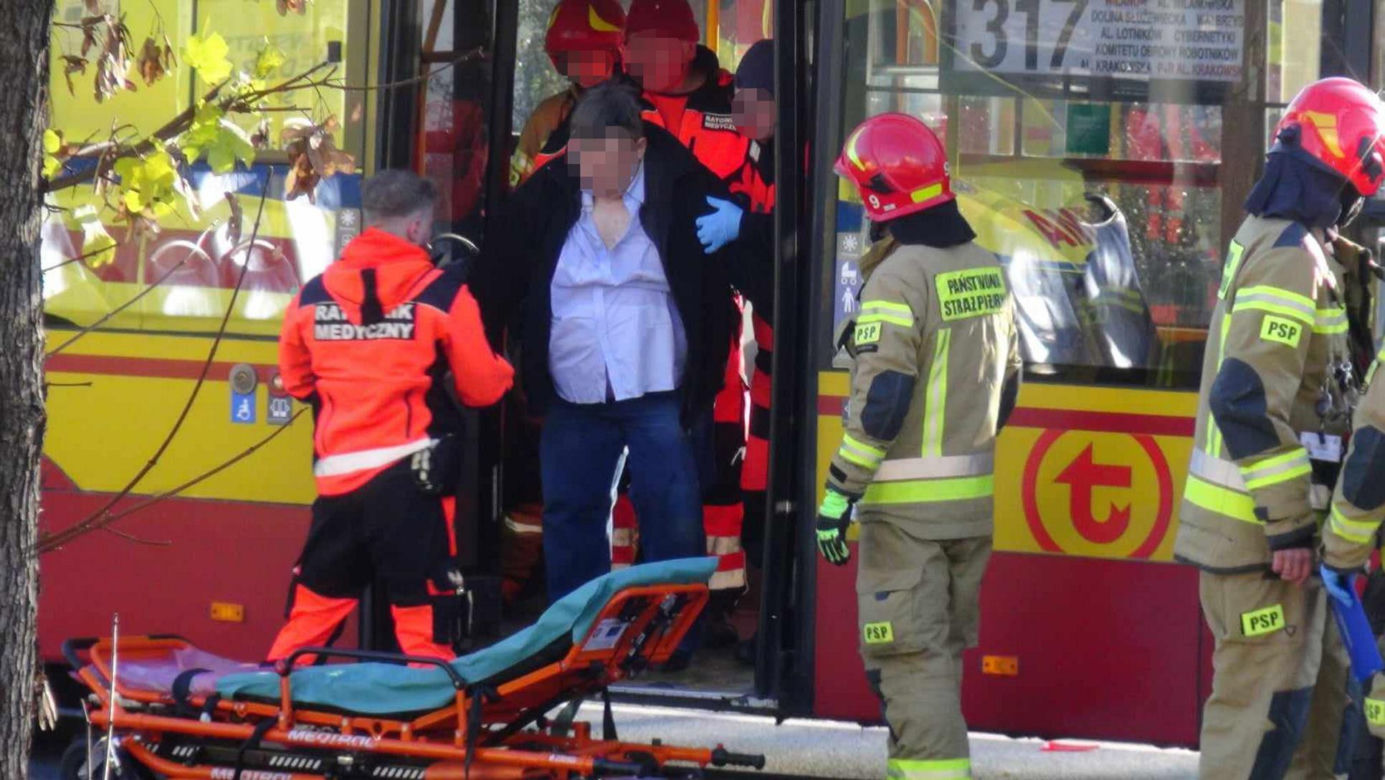 Rozpędzone BMW wjechało w autobus miejski. Nie żyją młodzi studenci. Sebastian i Iwo zmarli w szpitalu