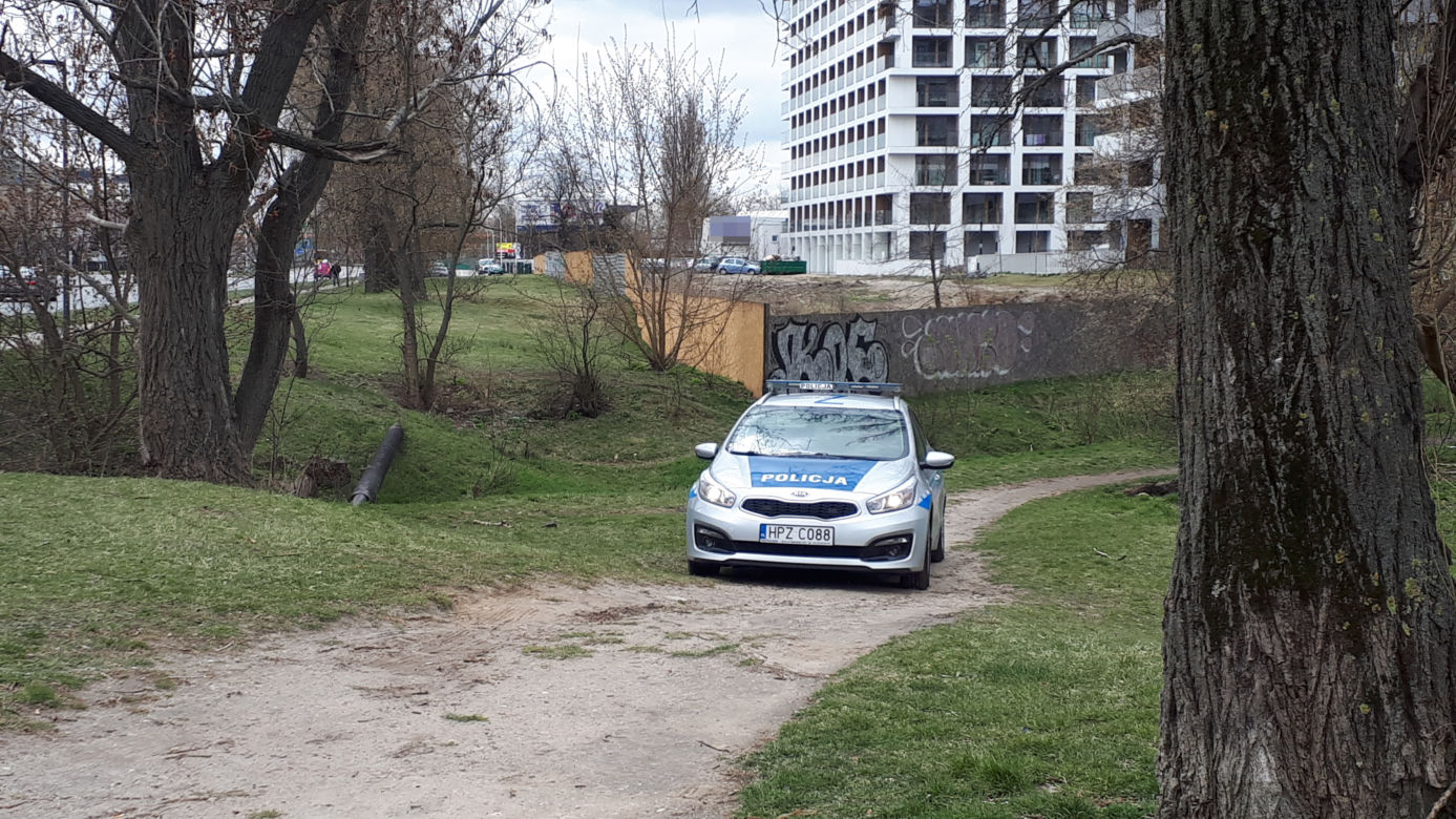 Makabra na Grochowie. Zwłoki w krzakach przy galerii handlowej