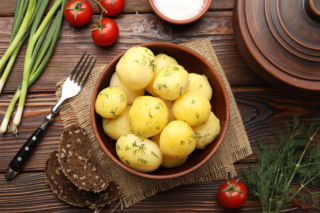 Czy osoba z nadciśnieniem może solić ziemniaki? Dietetyczka nie ma wątpliwości 