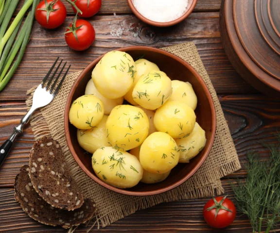 Czy osoba z nadciśnieniem może solić ziemniaki? Dietetyczka wyjaśnia