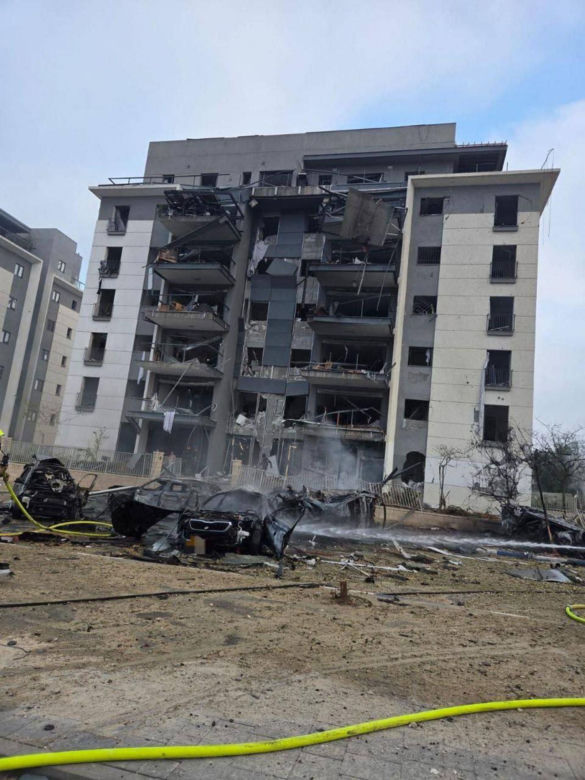 Wielki atak na Izrael! Na zdjęciach widać, jak rakieta trafia w blok