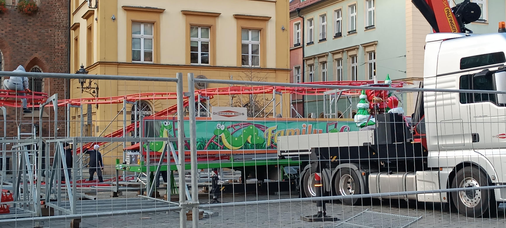 Jarmark Bożonarodzeniowy 2023 we Wrocławiu już się rozkłada. Kiedy się rozpocznie? [ZDJĘCIA]