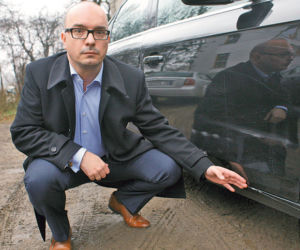Stada dzików grasują na Wisłostradzie