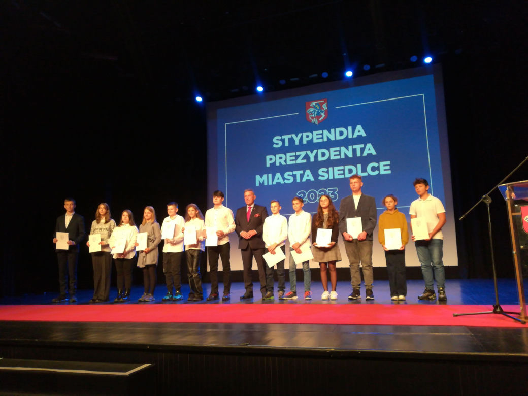 Stypendystom prezydent Andrzej Sitnik wręczył Listy Gratulacyjne