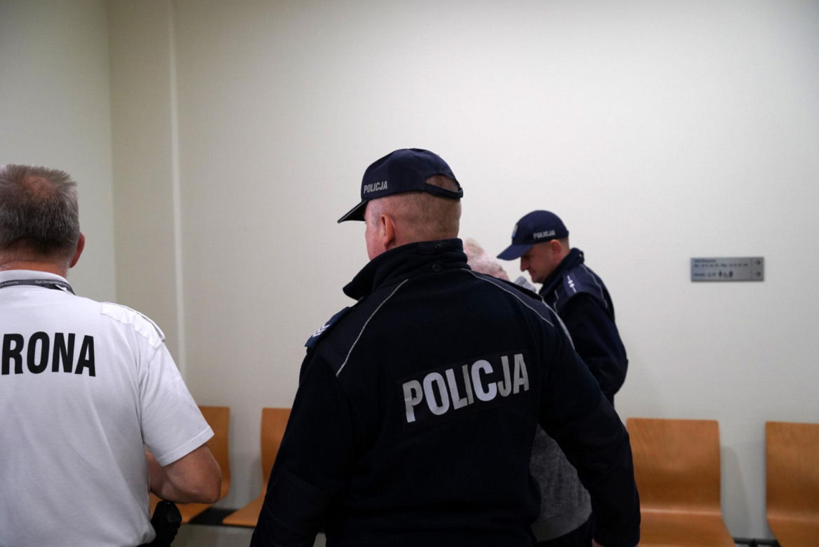 Ksiądz Mirosław porąbał siekierą i podpalił starego znajomego?! W sądzie szok: "mam dziecko"