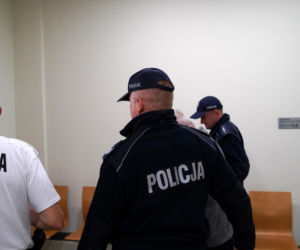 Ksiądz Mirosław porąbał siekierą i podpalił starego znajomego?! W sądzie szok: mam dziecko