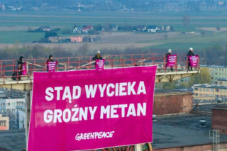Akcja Greenpeace w kopalni Knurów-Szczygłowice. Aktywiści weszli na 55-metrową wieżę szybową