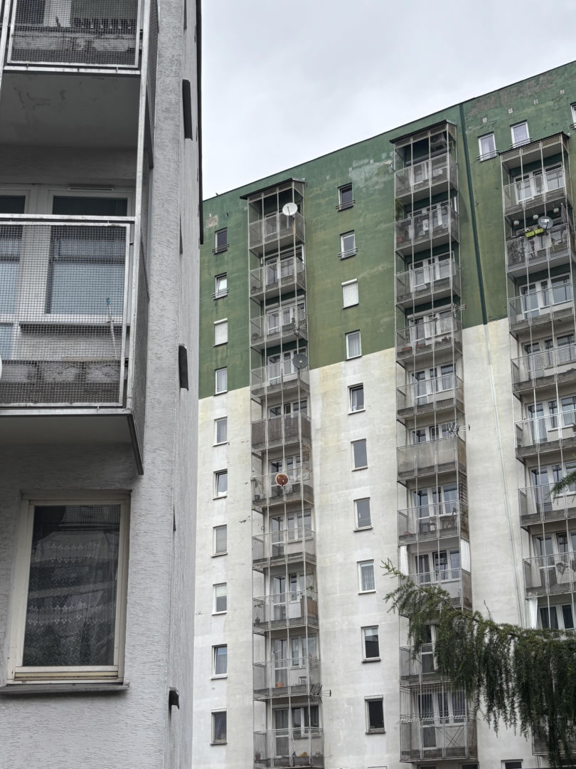 Krzywe balkony przy ul. G. Zapolskiej 42 w Krakowie