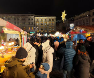 Tłumy na bożonarodzeniowym jarmarku na Rynku. To ostatnie dni żeby go odwiedzić